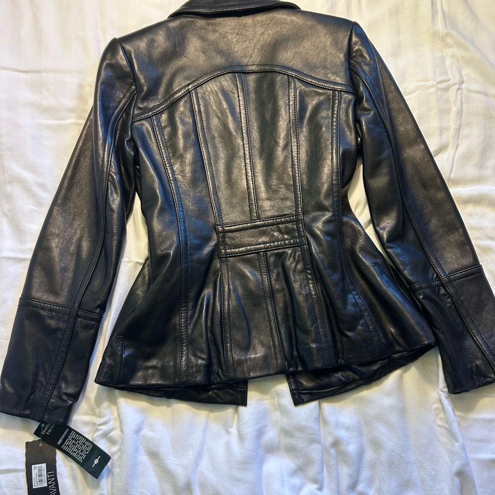Avanti Women's Sleek Black Leather Jacket - Picture 3 of 3